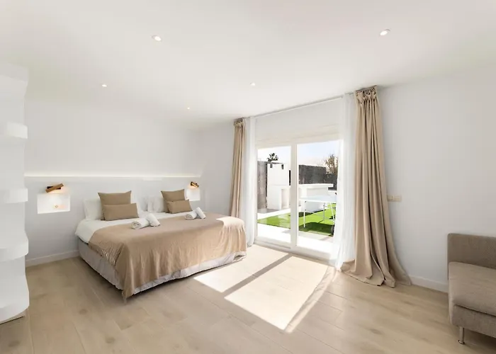 Cactus - Large Private Plot - Heated Pool & Bbq - Luxury Vacation Villa Playa Blanca (Lanzarote)