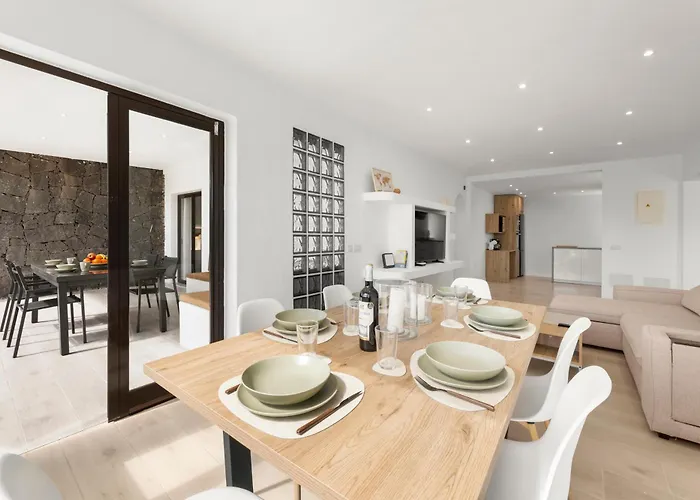 Cactus - Large Private Plot - Heated Pool & Bbq - Luxury Vacation Villa Playa Blanca (Lanzarote)